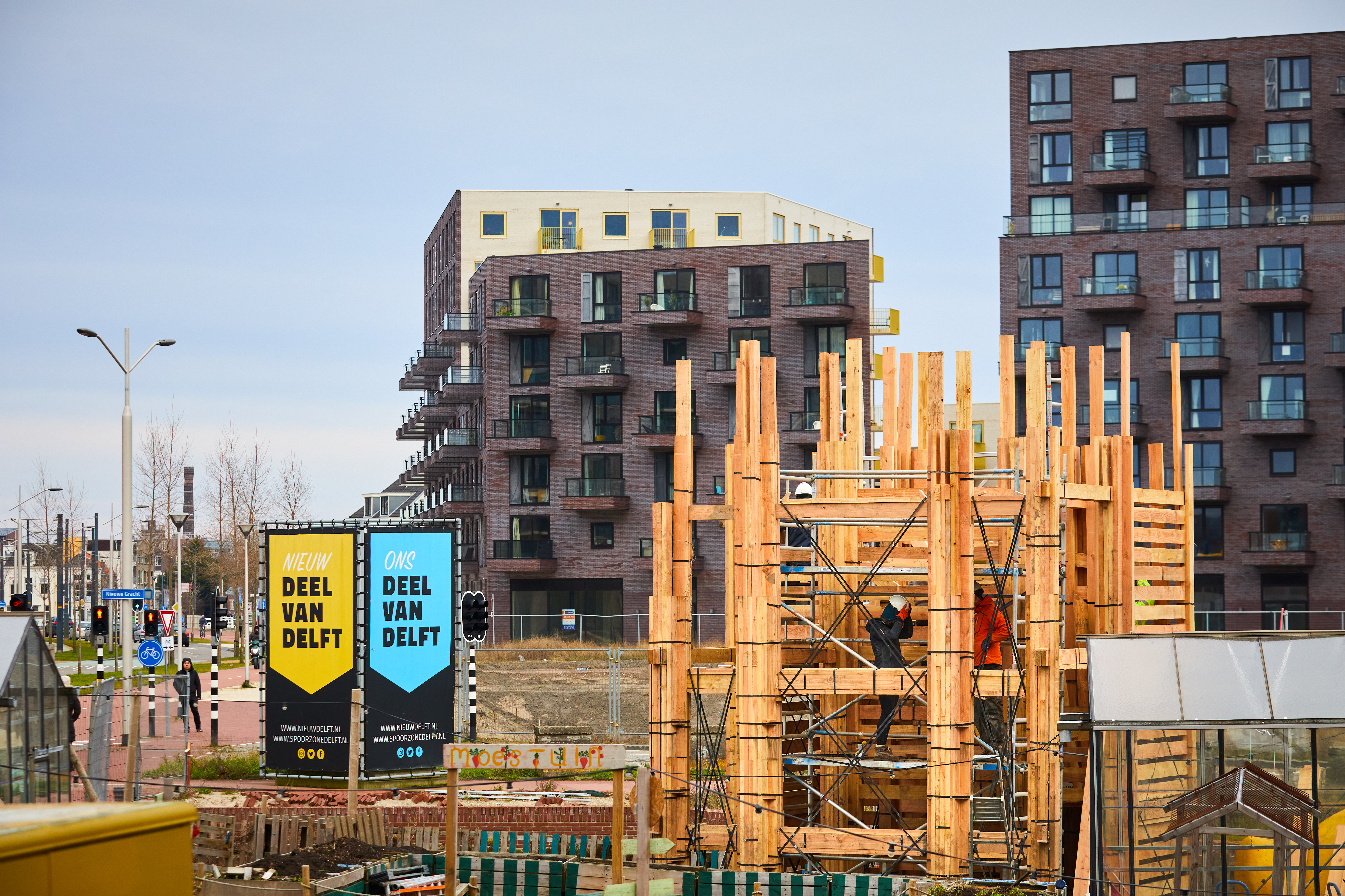 TU-studenten bouwen circulaire uitkijktoren in Nieuw Delft